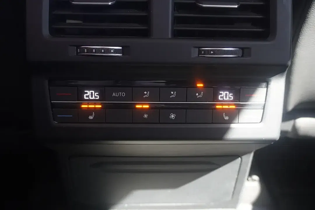 Volkswagen Touareg - Thumbnail 12