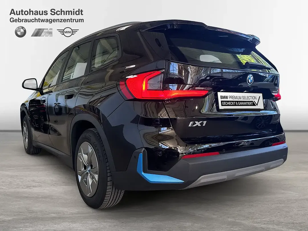 BMW iX1 - Thumbnail 3