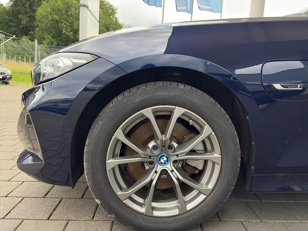 BMW 330 - Thumbnail 3