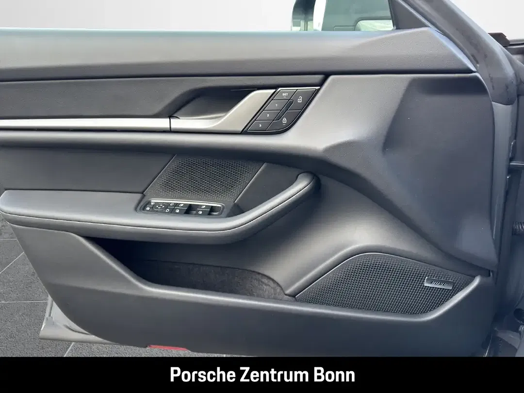Porsche Taycan - Thumbnail 12
