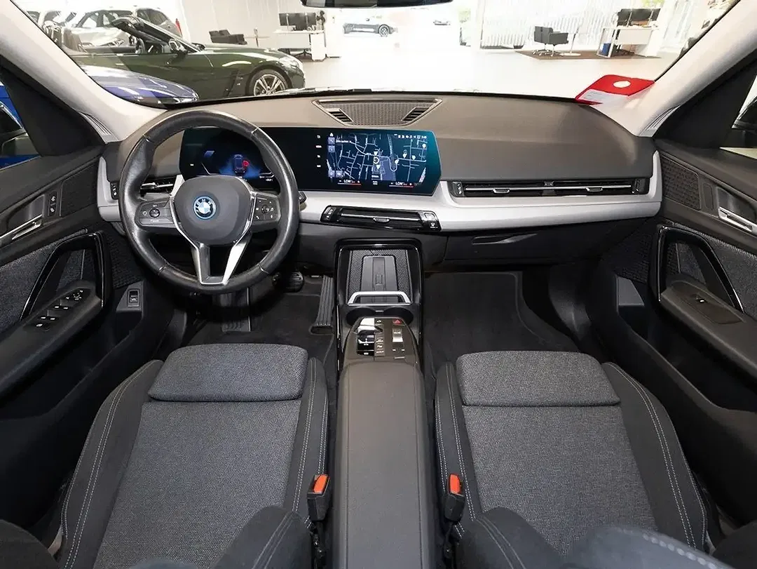 BMW iX1 - Thumbnail 11