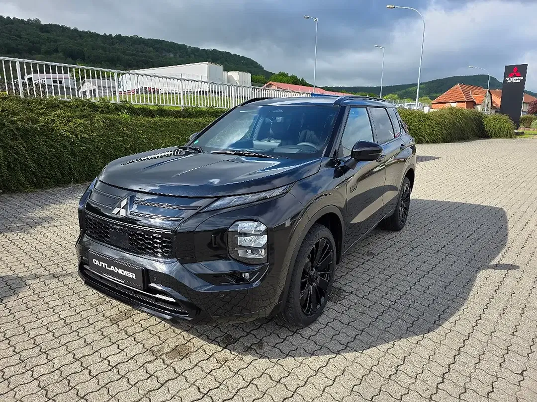 Mitsubishi Outlander - Thumbnail 1