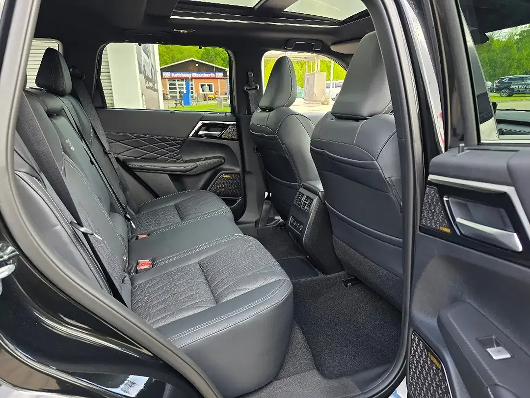 Mitsubishi Outlander - Thumbnail 10