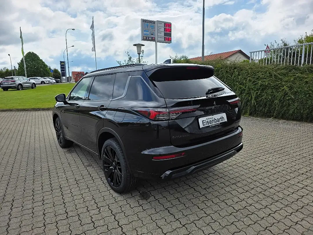 Mitsubishi Outlander - Thumbnail 2