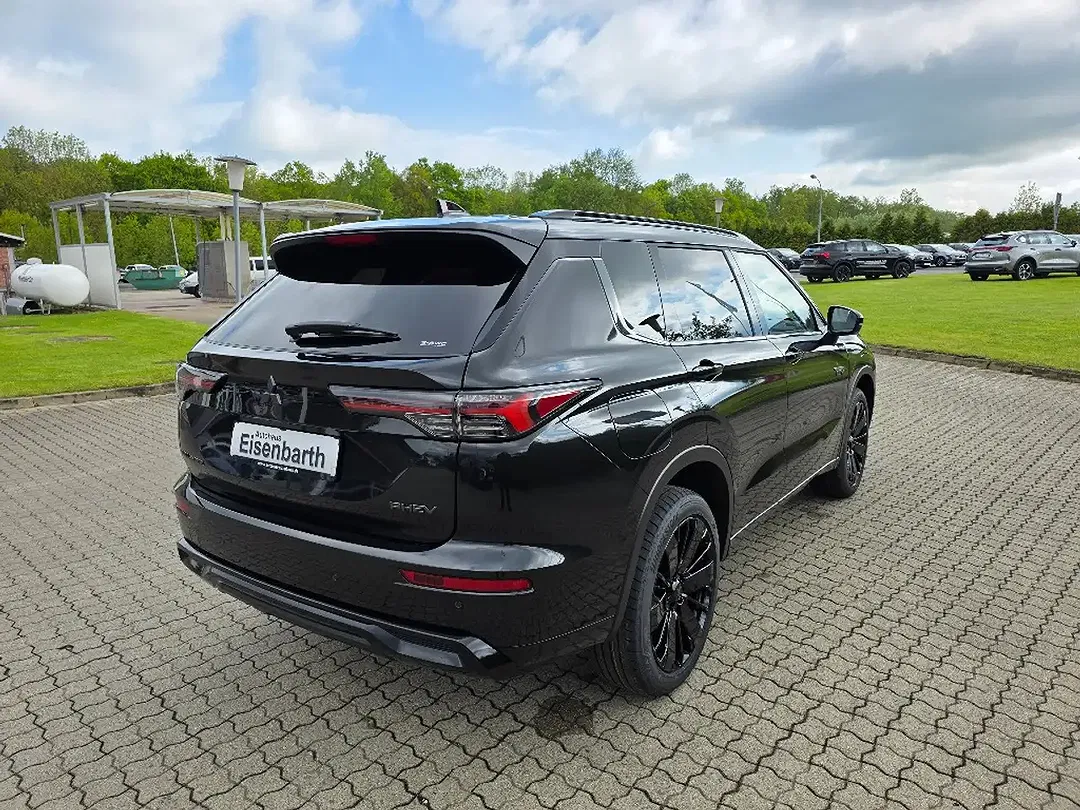 Mitsubishi Outlander - Thumbnail 3