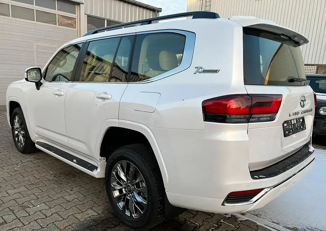 Toyota Land Cruiser - Thumbnail 3