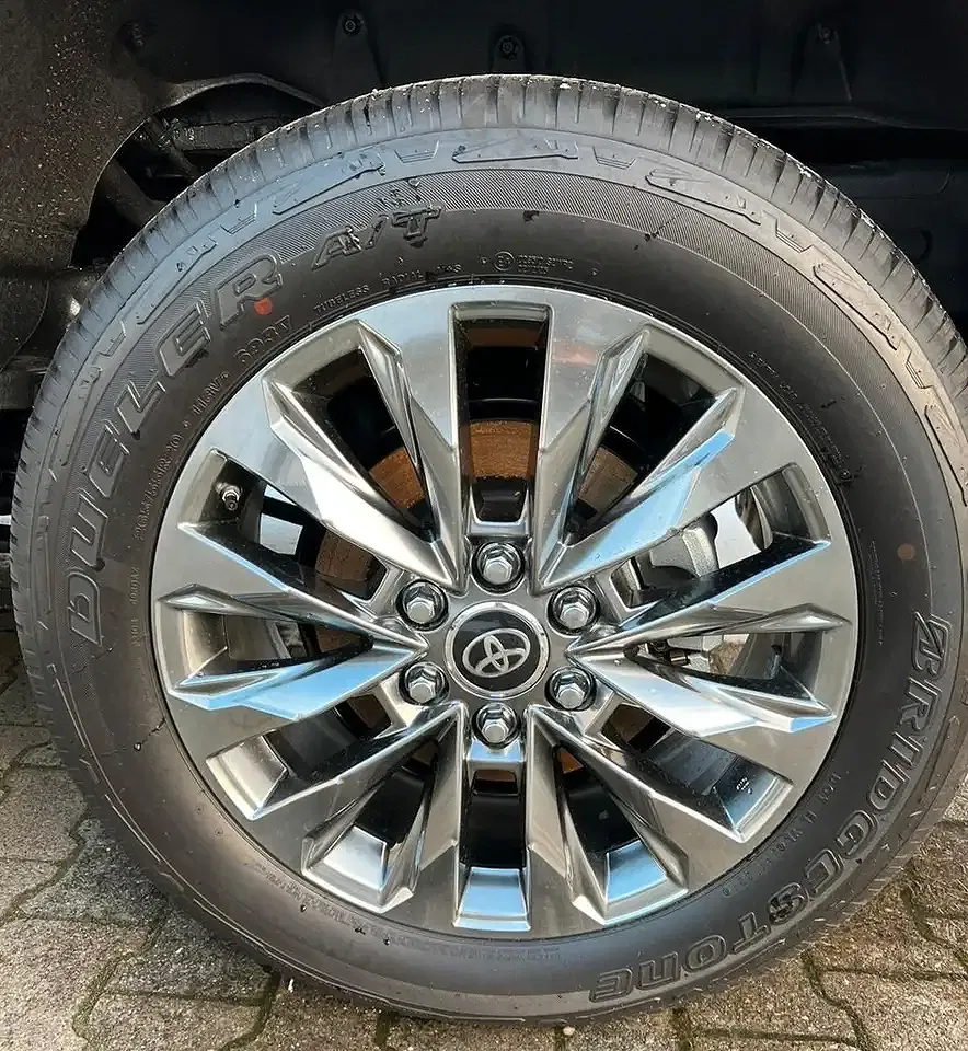 Toyota Land Cruiser - Thumbnail 9