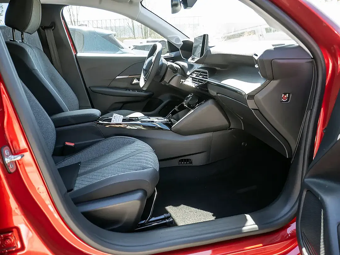 Peugeot 208 - Thumbnail 3
