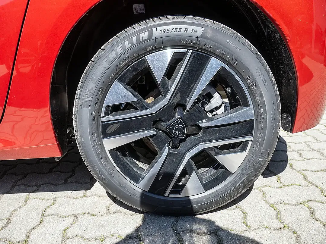 Peugeot 208 - Thumbnail 8