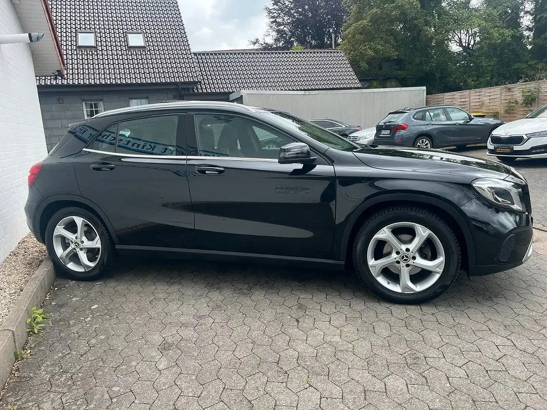 Mercedes-Benz GLA 180 - Thumbnail 2