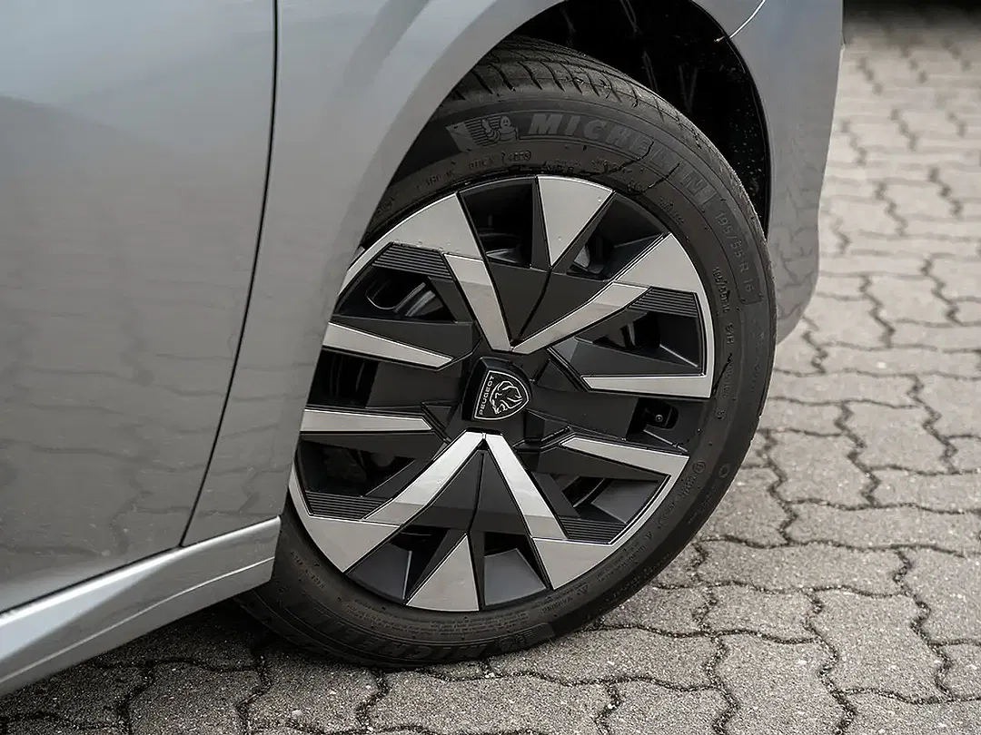 Peugeot 208 - Thumbnail 5