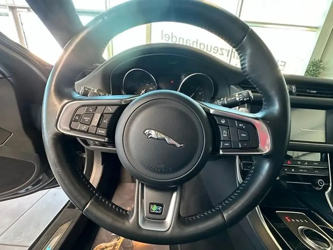 Jaguar XF - Thumbnail 10
