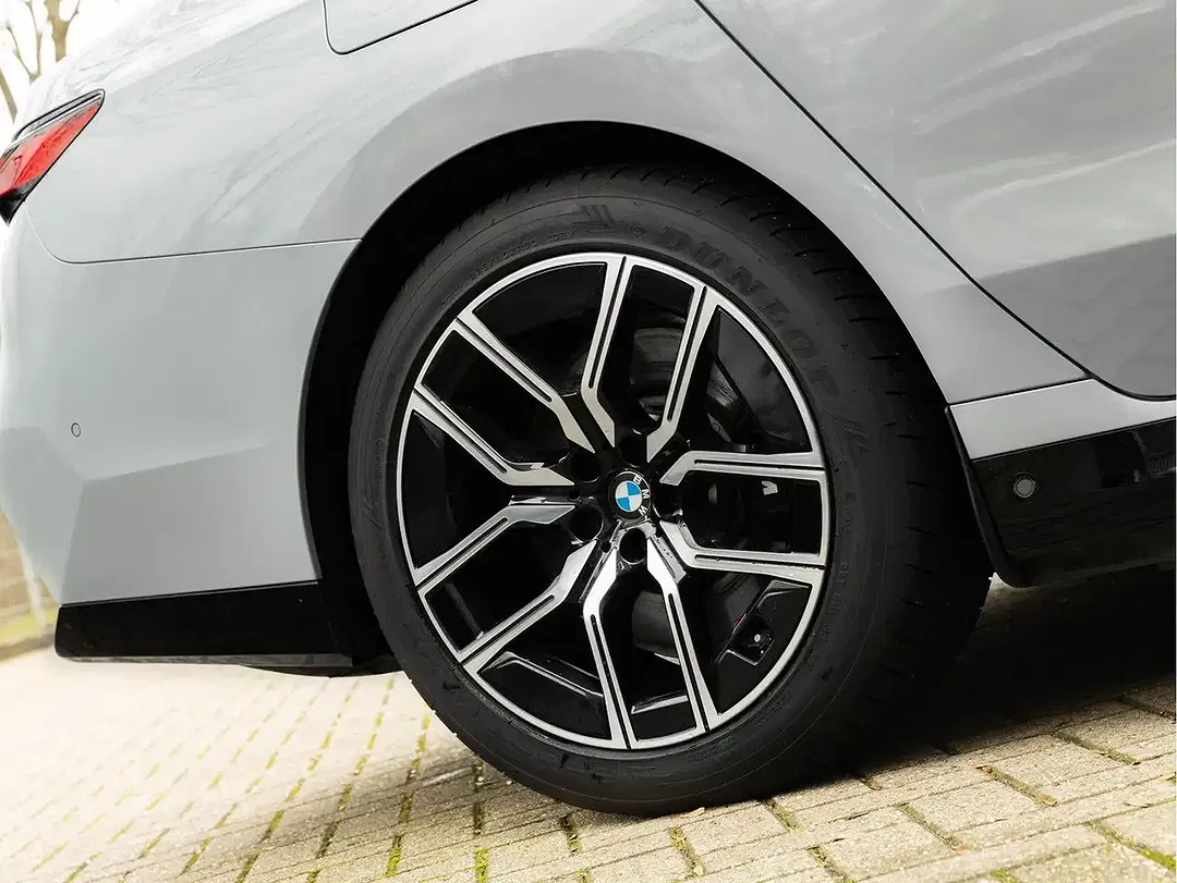 BMW i7 - Thumbnail 13