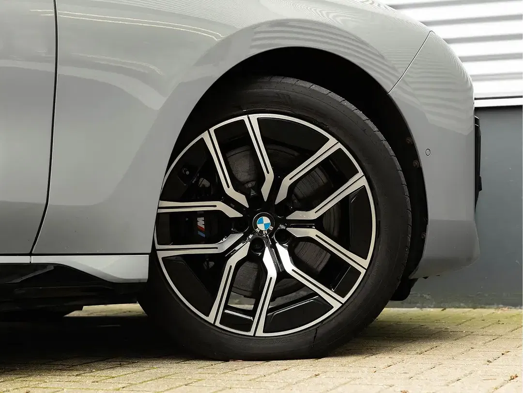 BMW i7 - Thumbnail 14