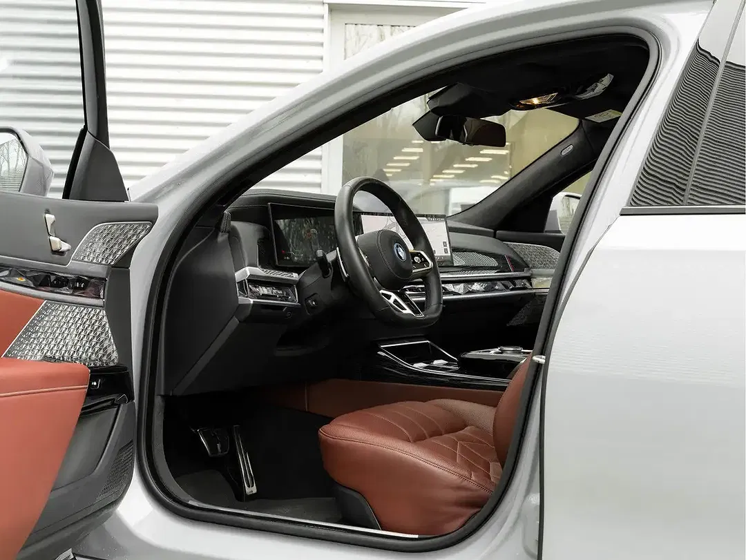 BMW i7 - Thumbnail 15
