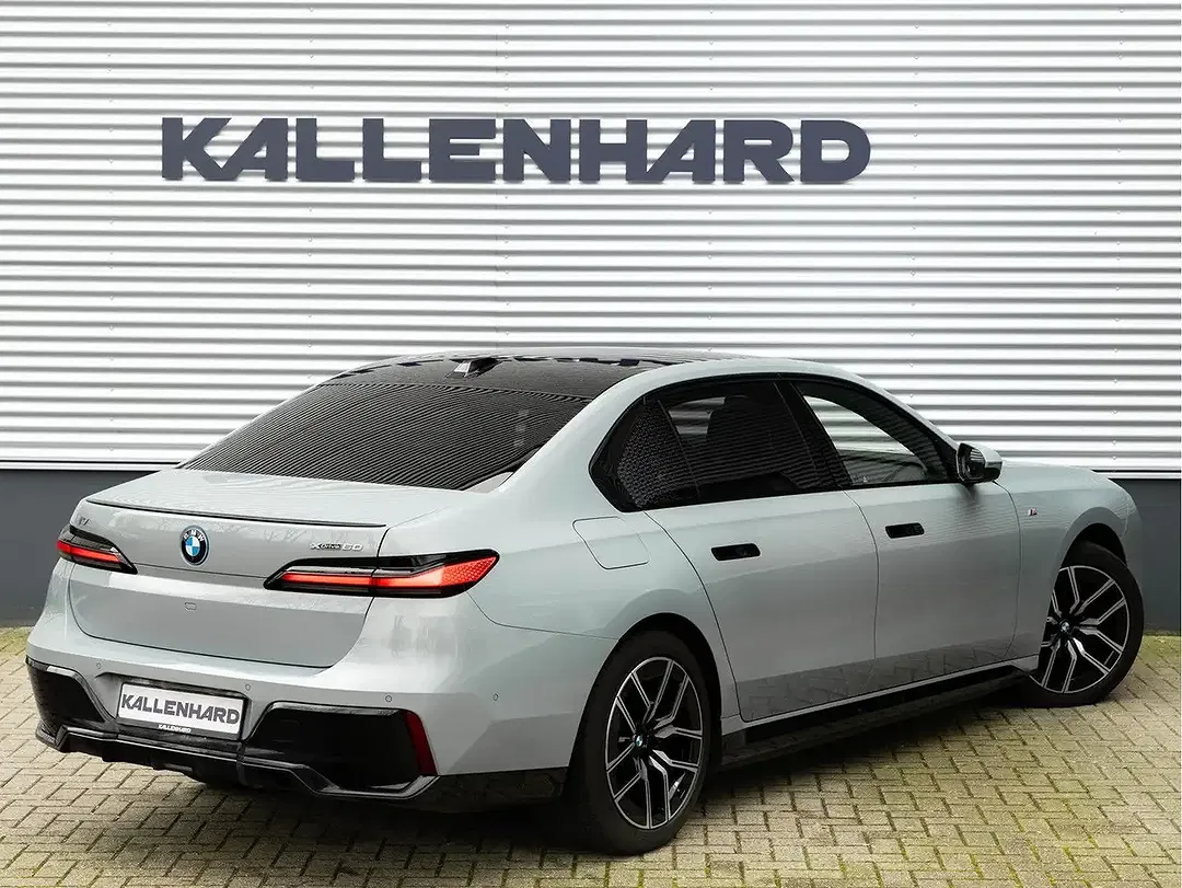 BMW i7 - Thumbnail 2