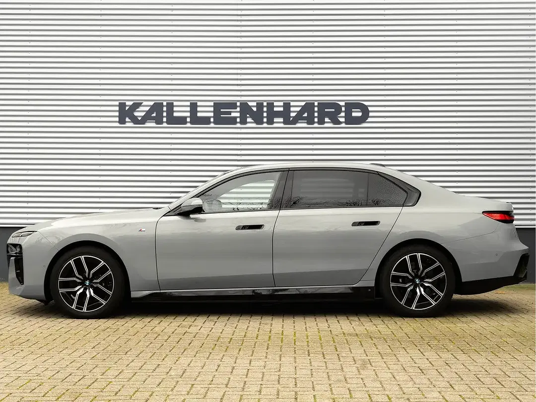 BMW i7 - Thumbnail 7