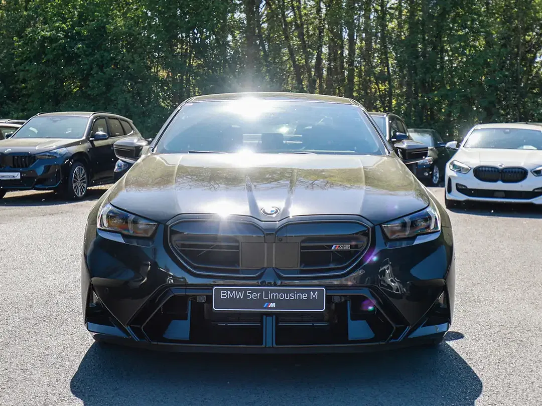 BMW M5 - Thumbnail 3