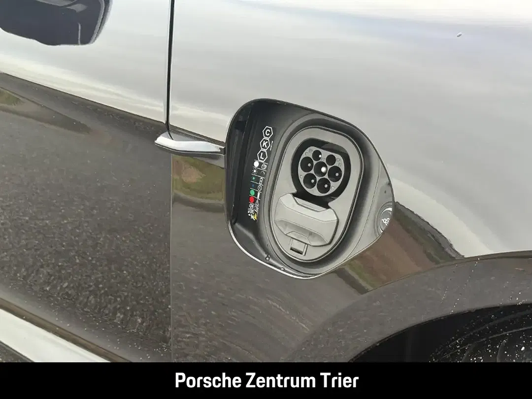 Porsche Taycan - Thumbnail 15