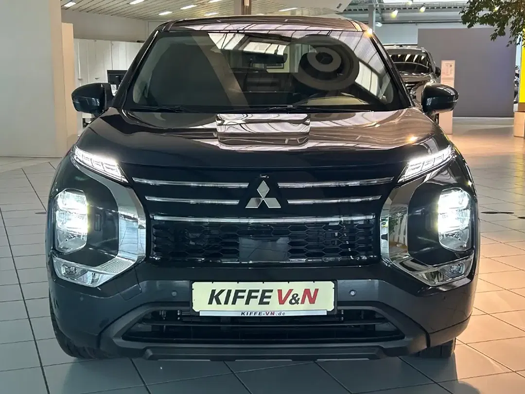 Mitsubishi Outlander - Thumbnail 3
