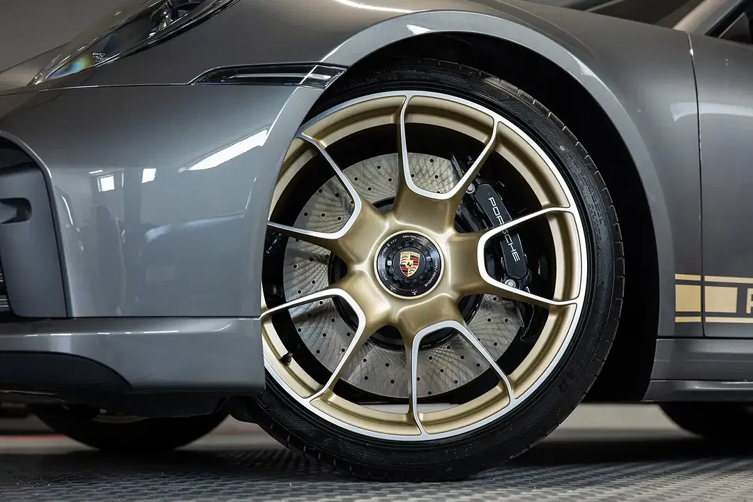 Porsche 992 - Thumbnail 2