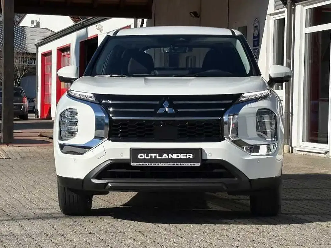 Mitsubishi Outlander - Thumbnail 1