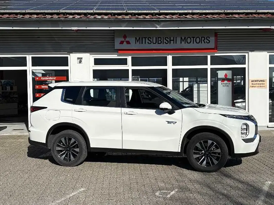 Mitsubishi Outlander - Thumbnail 3