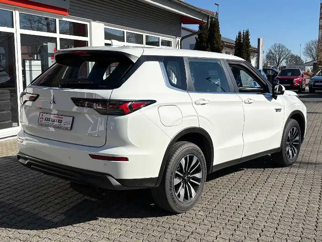 Mitsubishi Outlander - Thumbnail 4