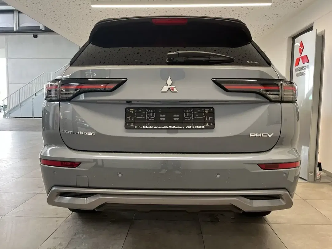 Mitsubishi Outlander - Thumbnail 3