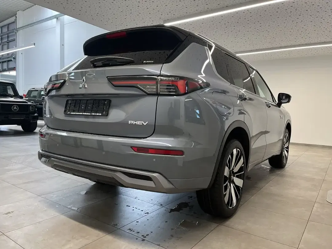 Mitsubishi Outlander - Thumbnail 4