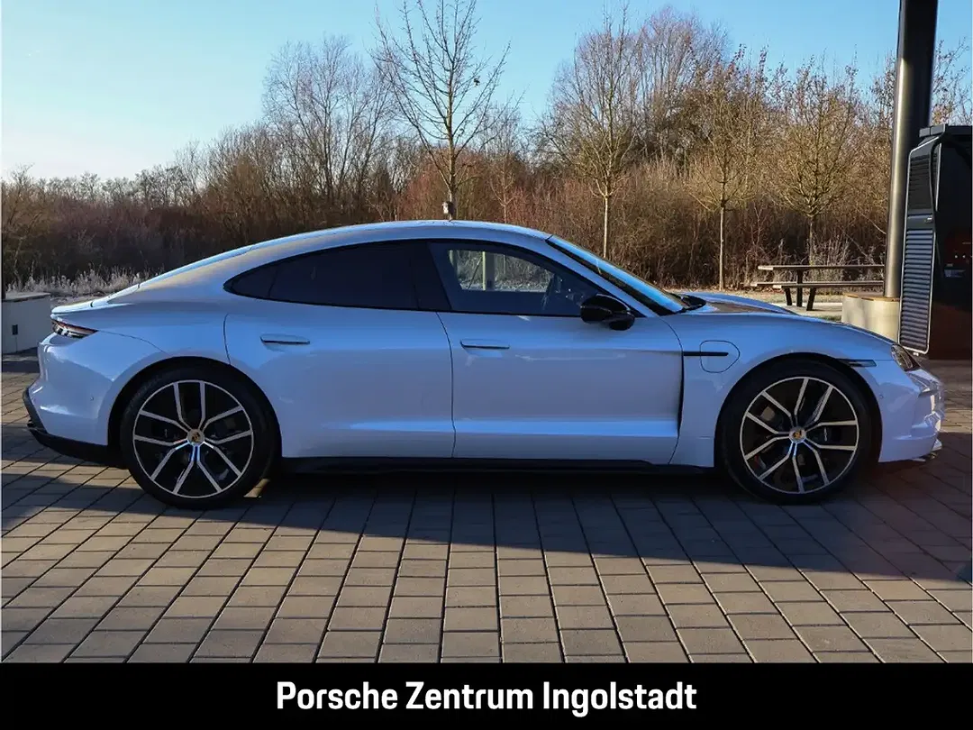 Porsche Taycan - Thumbnail 10