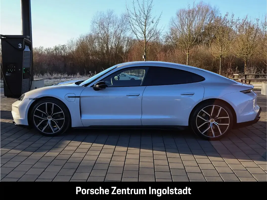 Porsche Taycan - Thumbnail 2