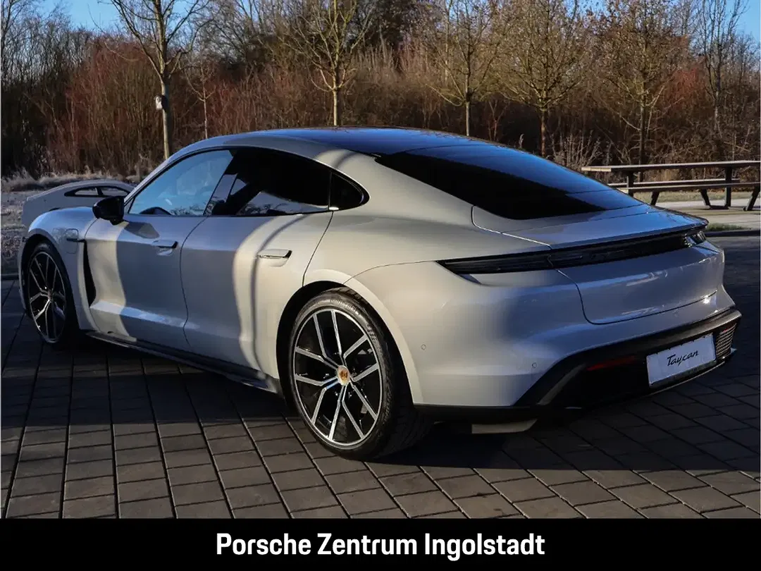 Porsche Taycan - Thumbnail 3