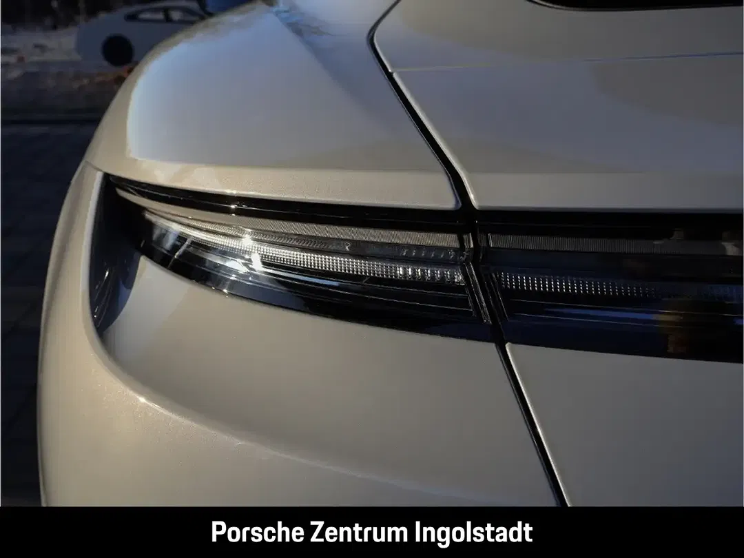 Porsche Taycan - Thumbnail 7