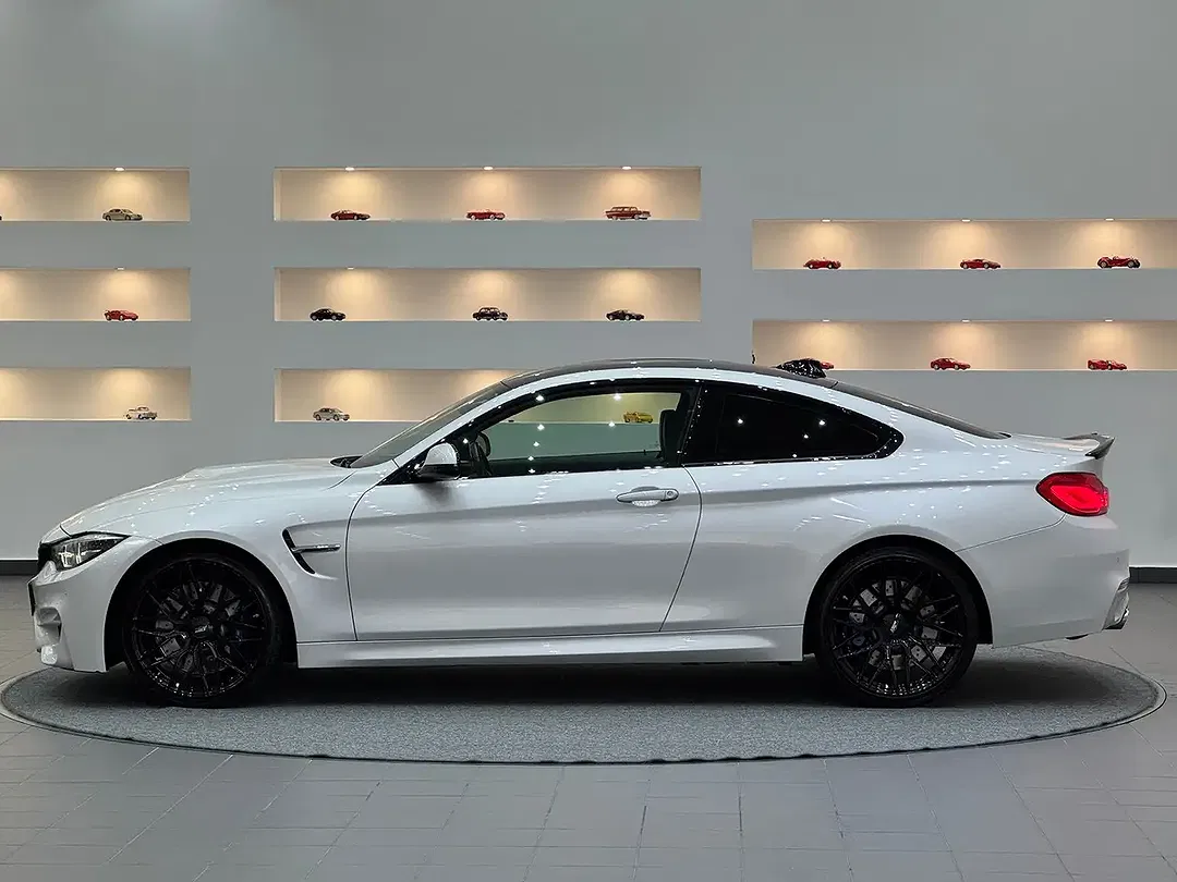 BMW M4 - Thumbnail 2