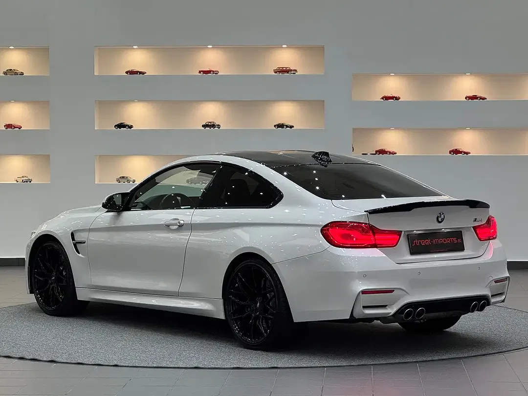 BMW M4 - Thumbnail 3