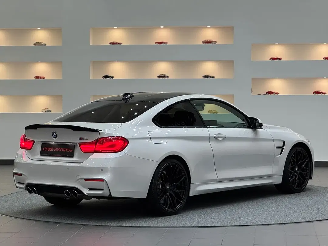 BMW M4 - Thumbnail 4