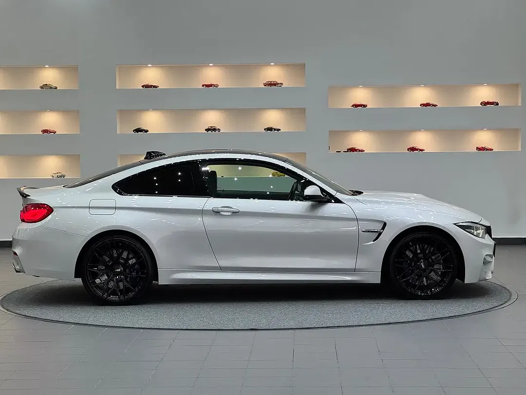 BMW M4 - Thumbnail 5