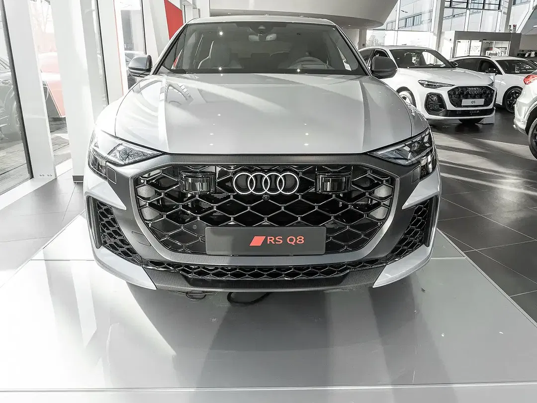 Audi RS Q8 - Thumbnail 3