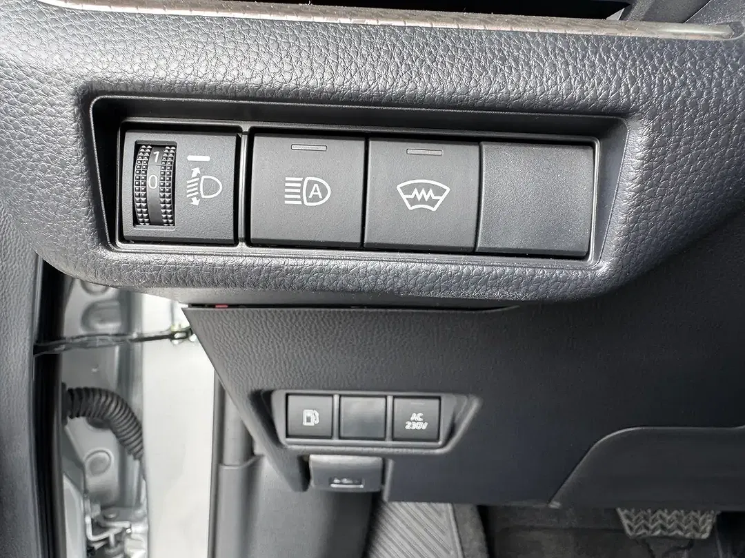 Toyota Prius - Thumbnail 10