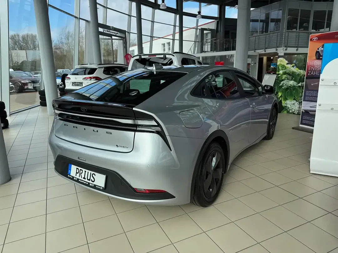 Toyota Prius - Thumbnail 3