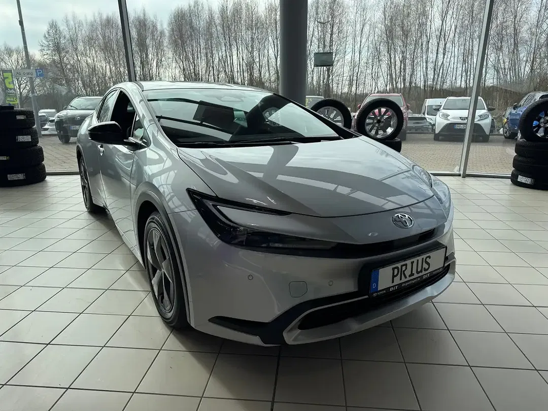 Toyota Prius - Thumbnail 4