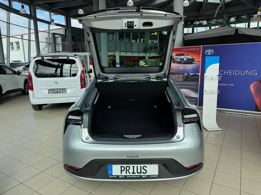 Toyota Prius - Thumbnail 5