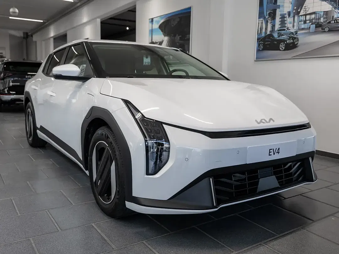 Kia EV4 - Thumbnail 3