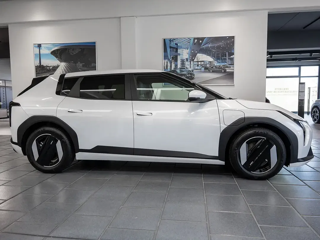 Kia EV4 - Thumbnail 4