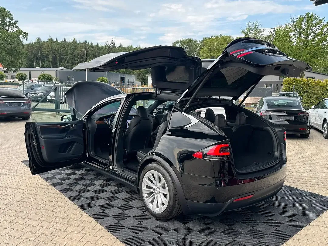 Tesla Model X - Thumbnail 10