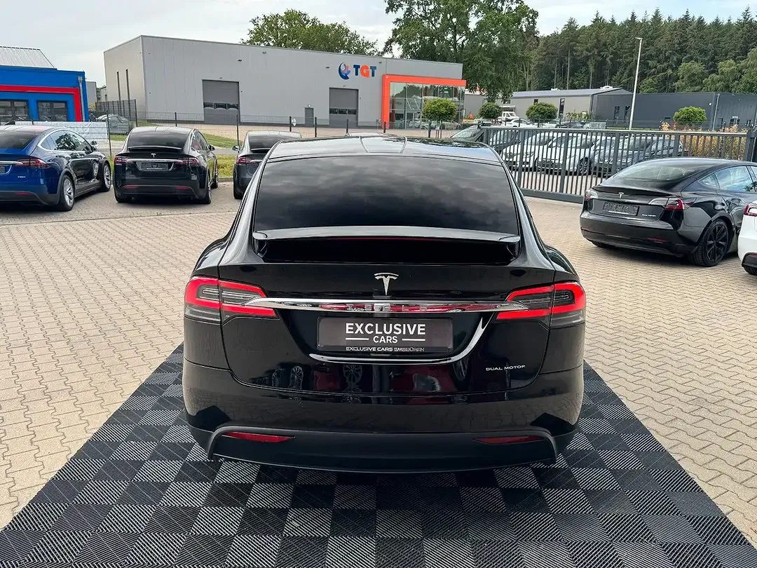 Tesla Model X - Thumbnail 11