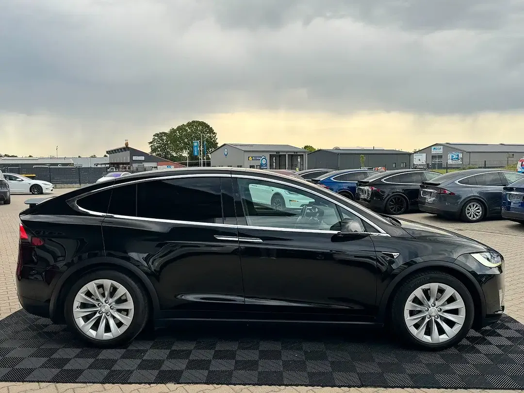 Tesla Model X - Thumbnail 13