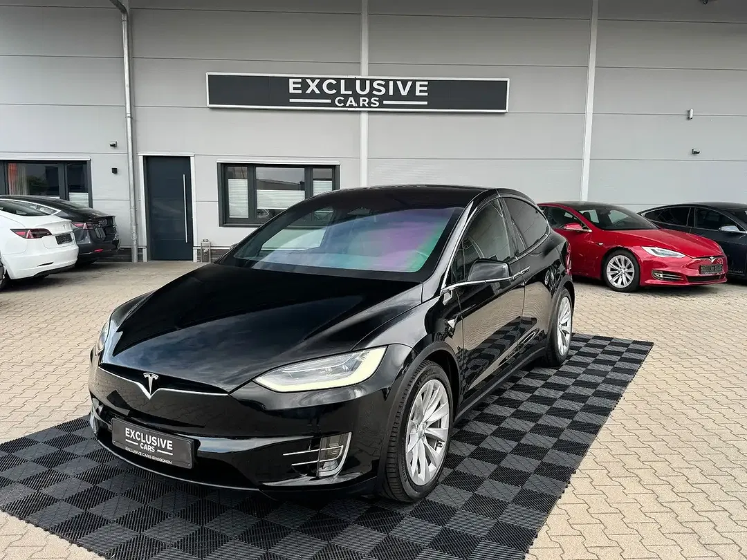 Tesla Model X - Thumbnail 2