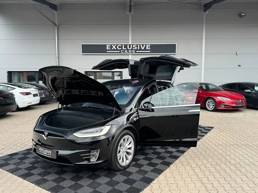 Tesla Model X - Thumbnail 3